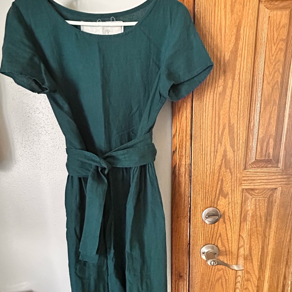 Elegant Green Midi Dress with Belt
